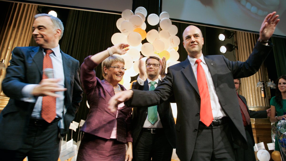 När Alliansen vann valet 2006 sänktes ersättningarna i a-kassan. 
